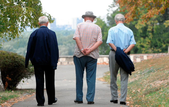 Мушкарци у Србији пензију примају 5 година, Французи више од 20 година