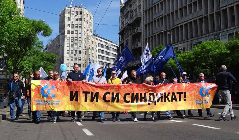 Првомајски перформанс У Београду – Радничка права се не добијају, за права се бори!
