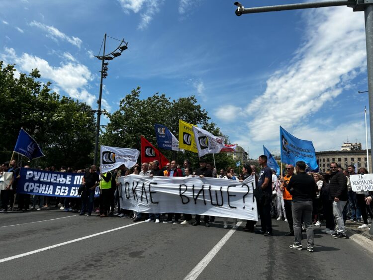 „Докле више“ – Протест просветара испред Скупштине Србије